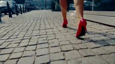 Akıllı iş kadın ayakları girerek cam giyen yüksek topuklu Kentsel şehir banliyö kavram bina kurumsal çalışmak için yürüyüş kırpma kapatın