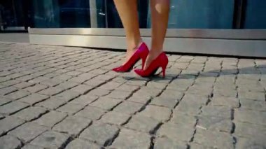 Akıllı iş kadın ayakları girerek cam giyen yüksek topuklu Kentsel şehir banliyö kavram bina kurumsal çalışmak için yürüyüş kırpma kapatın