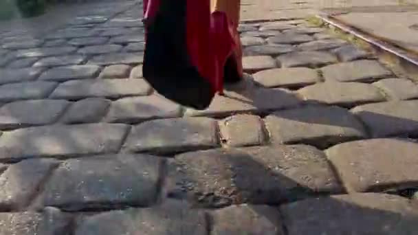 Szexi nő lába vörös magas sarkú cipő, séta a város városi utcán. Steadicamnél stabilizált lövés. A magas sarkú cipő, női lábak közelről. Filmszerű lövés. — Stock videók