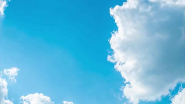 Временные лапы вечернего неба с красивыми облаками, Видеоловушка — стоковое видео