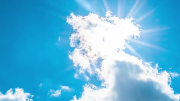Σύννεφα κινούνται στο μπλε του ουρανού. Timelapse. Όμορφο άσπρο φουντωτό σύννεφα πάνω από το γαλάζιο του ουρανού ύψη στην πάροδο του χρόνου. — Αρχείο Βίντεο