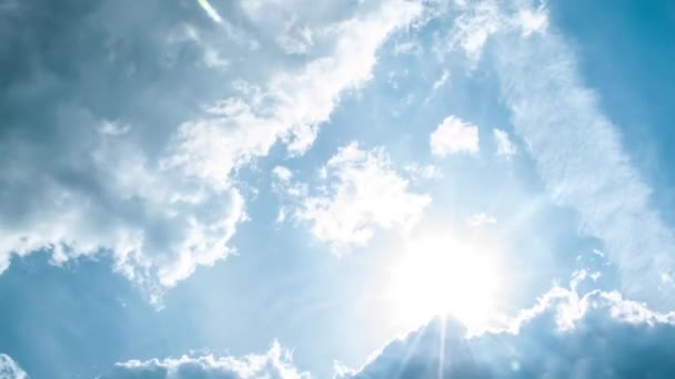 Cielo azul y nubes blancas, lapso de tiempo hermoso tiempo claro en el horizonte, nubes movimiento rápido, alejándose, día soleado tim — Vídeo de stock