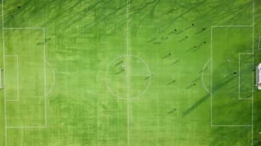 Futbol futbol oturum bir futbol stadyumu yeşil sahada eğitim, tekme ve futbol topu geçen takım