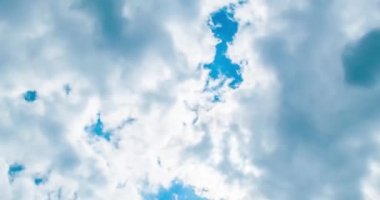 Parlak güneşin parladığı ve kendini bulutların arkasında gösteren bulutların zaman akışı..