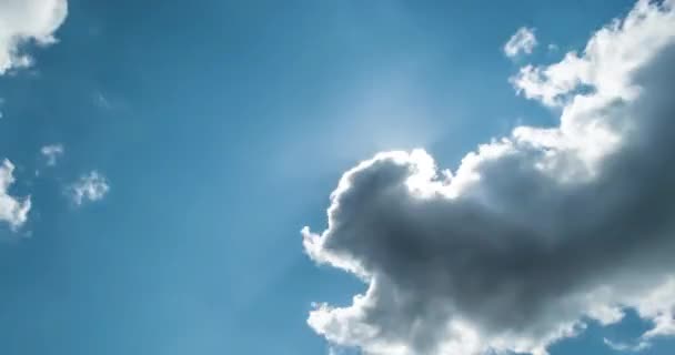 大規模な建物の雲と日の出質量雲を突破と美しい cloudscape. — ストック動画