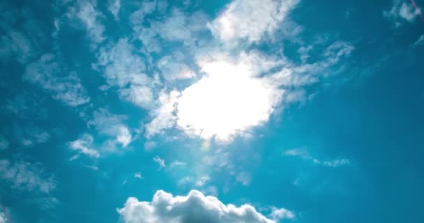 Όμορφη cloudscape με μεγάλες, κτίριο σύννεφα και την Ανατολή του ηλίου που διαπερνούν σύννεφο μαζικής. — Αρχείο Βίντεο