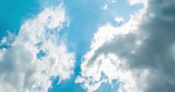 Time lapse clip de nuages blancs pelucheux sur le ciel bleu — Video