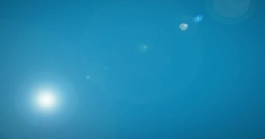 Masmavi gökyüzünde hareket güneş. 4k Timelapse