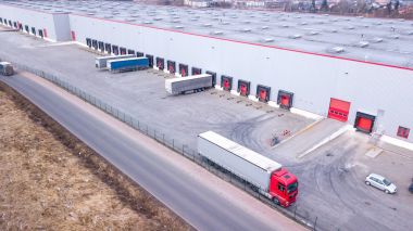 Kamyon havadan görünümü sanayi binanın önünde park etmiş. Aeri