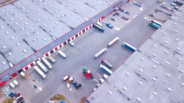 Hava atış, endüstriyel depo yükleme Dock nerede birçok Truc