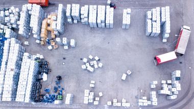 Ambar adam işçi forklift ile. Kamyon yükleme. Hava