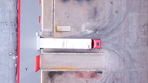 Vista aerea del magazzino di carico con semicamion. Aerea — Foto Stock