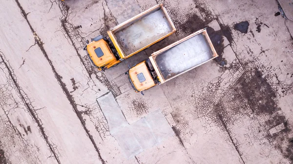 Vista aerea di due camion arancioni. davanti al magazzino . — Foto Stock