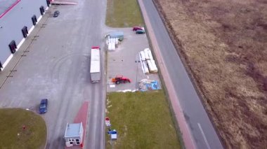 Kamyon sürüş için Lojistik Merkezi olduğunu. Hava atış, endüstriyel depo yükleme nerede birçok kamyon Dock ile yarı römorklar yük mal..