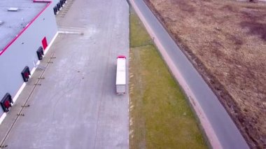Kamyon sürüş için Lojistik Merkezi olduğunu. Hava atış, endüstriyel depo yükleme nerede birçok kamyon Dock ile yarı römorklar yük mal..