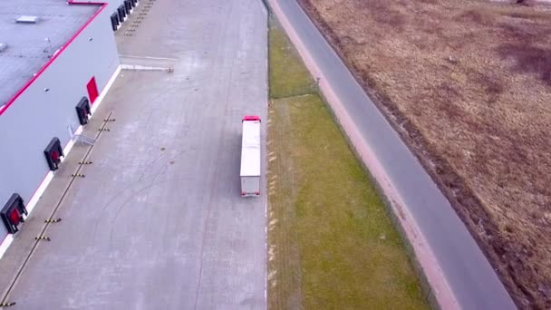 Camión Está Conduciendo Centro Logística Tiro Aéreo Del Muelle Carga — Vídeo de stock