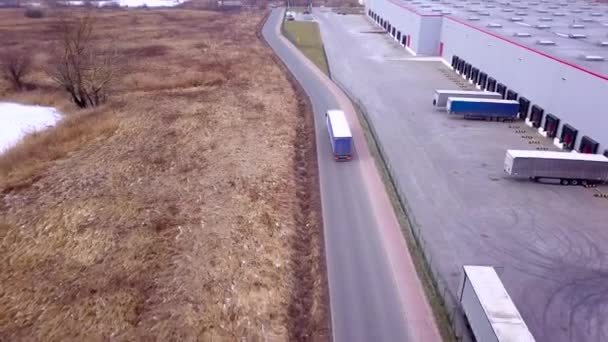 Byggnader Logistikcenter Lagerställen Fältet Nära Den Highway Utsikt Från Höjd — Stockvideo