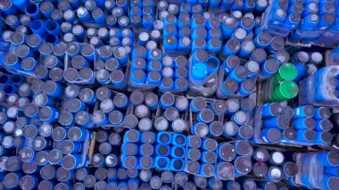 Dış depolama yarda plastik Davula. Hava atış. Vınlamak içinde / dışarı. Casus uçak