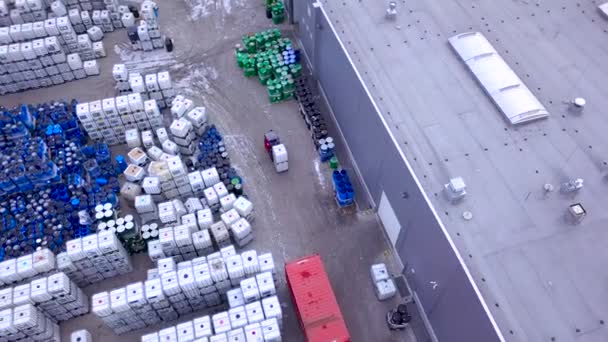 Logistik företag och rederier anläggning med manuella arbetare verksamma gaffeltruck att flytta lådor och varor, man som arbetar i distributionslagret, arbetare i industrin — Stockvideo