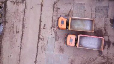 Hava atış buldozer ve kamyon dış depoda. Casus uçak