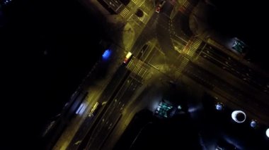 İtfaiye araçları gece kavşak geçiş. Yangın kamyon crews. Hava
