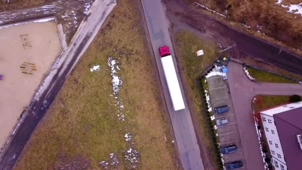 LKW fährt durch Industriegebiet. Ladefläche, wo viele LKWs Waren be- / entladen — Stockvideo