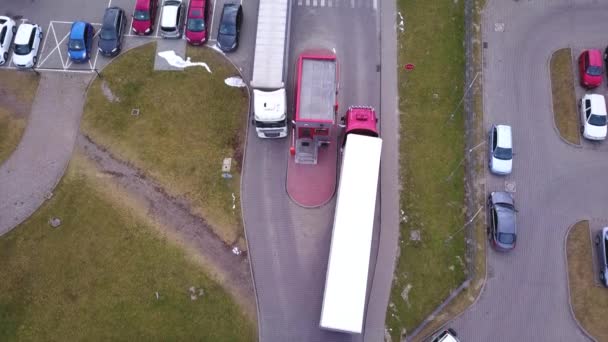 De truck is rijbewijs vanuit en naar logistieke magazijn. Luchtfoto schot. Drone — Stockvideo