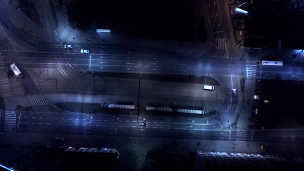 Повітряні нічні вертикальні автомобілі та вуличні ліхтарі та освітлені вулиці в сучасному місті. Рух транспорту. Безпілотник — стокове відео