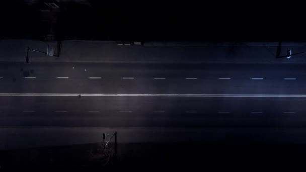 Disparo aéreo Tráfico en la carretera y la luz de la calle por la noche. Drone. — Vídeo de stock