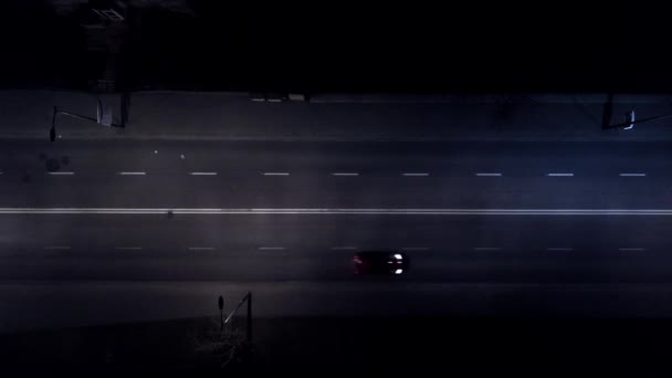 Foto aerea delle auto, sulla strada di notte. Filmati aerei. Una splendida vista aerea del lampione stradale e auto . — Video Stock