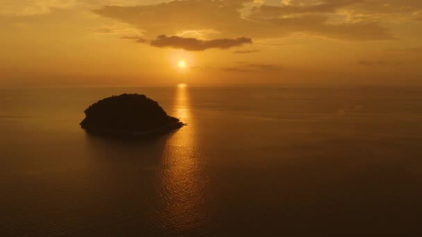 Fotografía aérea hermosa nube al atardecer sobre la playa de Kata Phuke — Vídeo de stock