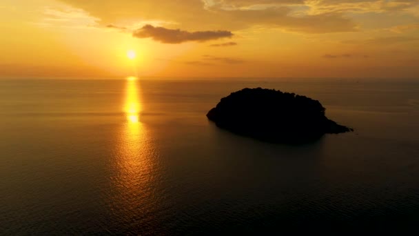 Fotografía aérea hermosa nube al atardecer sobre la playa de Kata Phuke — Vídeos de Stock