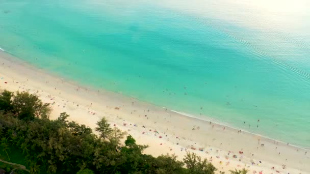 熱帯の海を飛ぶ空中ドローンビュー美しい海岸。カタビーチタイ — ストック動画