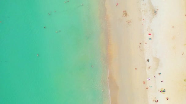 Letecký Drone pohled létání nad tropickým mořem Krásné pobřeží. Kata Beach Thailand — Stock video