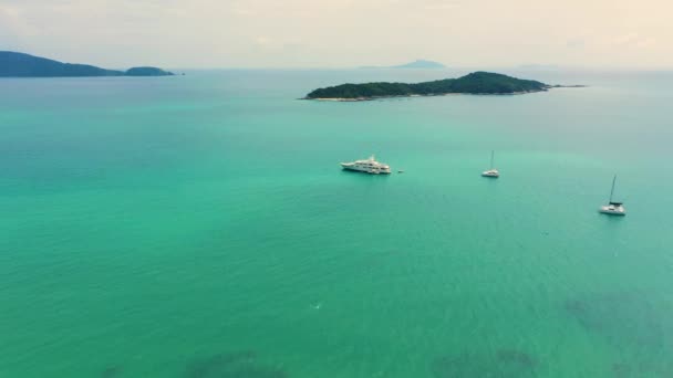 Barco de lujo navegando tranquilo mar. Vista aérea de la bahía de mar de carreras de yates — Vídeo de stock