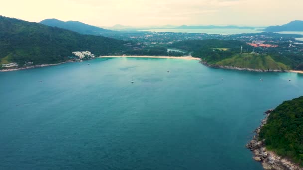 Αεροφωτογραφία της όμορφης τροπικής παραλίας και της θάλασσας με δέντρα στο νησί για ταξίδια και διακοπές. Nai Han Beach Ταϊλάνδη — Αρχείο Βίντεο
