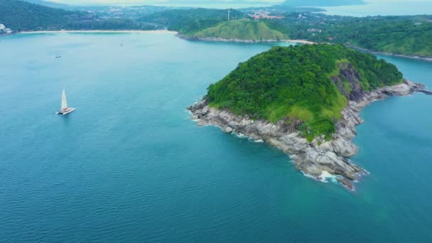 Zdjęcia dronów z lotu ptaka widok na katamaran pływających na otwartym morzu. Tajlandia Nui Beach — Wideo stockowe