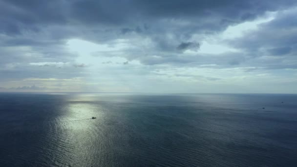 Dron záběry letecké horní pohled na katamarán plachtění na otevřeném moři. Thajsko Nui Beach — Stock video