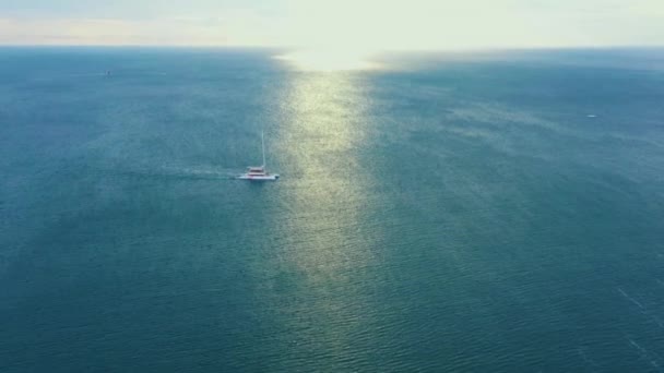 無人機は、外洋を航行するカタマランの空上の眺めを撮影します。タイヌイビーチ — ストック動画