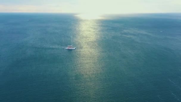 Drone filmato aerea vista dall'alto del catamarano vela in mare aperto. Thailandia Nui Beach — Video Stock