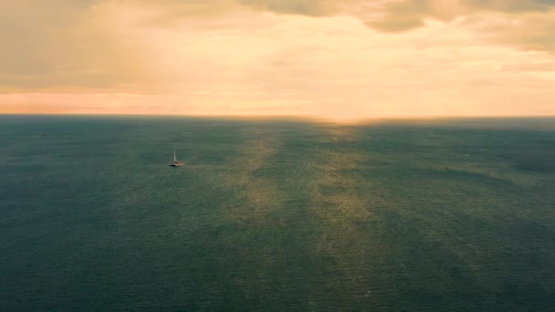 無人機は、外洋を航行するカタマランの空上の眺めを撮影します。タイヌイビーチ — ストック動画