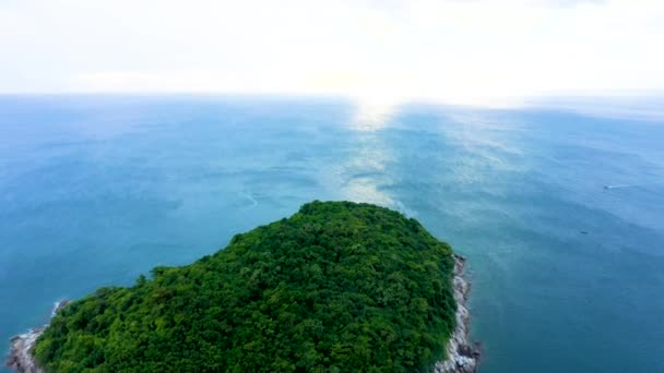 Vista aérea del dron de la hermosa isla tropical Ko Man paradisíaca en Tailandia — Vídeo de stock