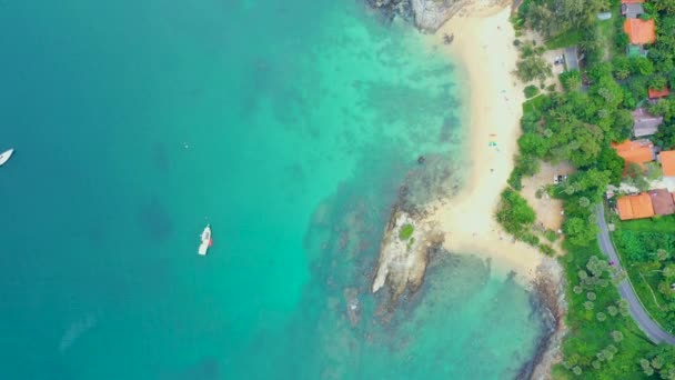 Yanui Beach bij Phuket in Thailand in een zomerdag. Luchtzicht — Stockvideo