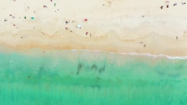 Vista aérea de la hermosa playa tropical y el mar con árboles en la isla para viajes y vacaciones. Nai Han Beach Tailandia — Vídeos de Stock