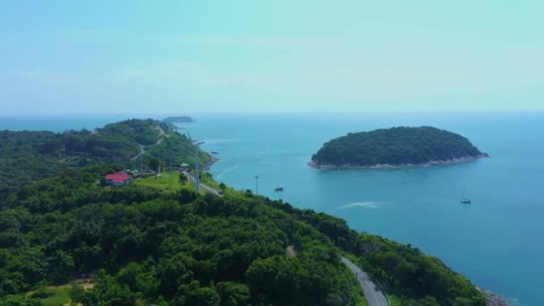 Vista aérea de un aerogenerador en la playa de Patong con turquesa azul. Phuket. — Vídeos de Stock