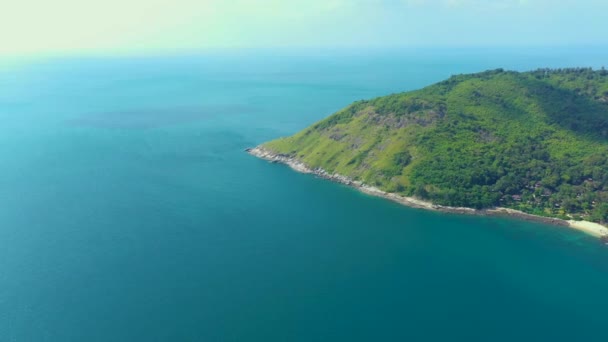 Isla Phuket. Isla tropical con playa de arena blanca. Hermosa, vista desde arriba. Isla tropical con playa de arena. Tailandia Aérea — Vídeo de stock