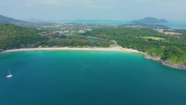 Isola di Phuket. Isola tropicale con spiaggia di sabbia bianca. Splendido, vista dall'alto. Isola tropicale con spiaggia sabbiosa. Thailandia aerea — Video Stock