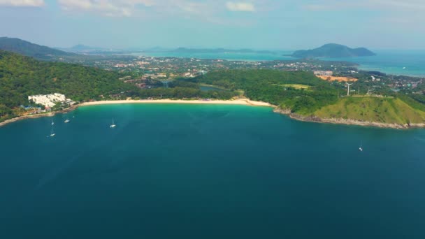 Phuket-ön. Tropisk ö med vit sandstrand. Vackert, vy uppifrån. Tropisk ö med sandstrand. Thailand Flygplan — Stockvideo