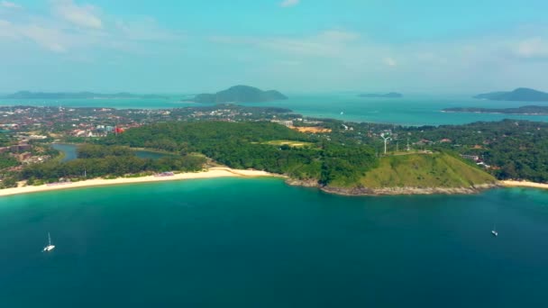 普吉岛。 热带岛屿，白色沙滩。 漂亮极了，从上面看 有沙滩的热带岛屿。 泰国航空 — 图库视频影像
