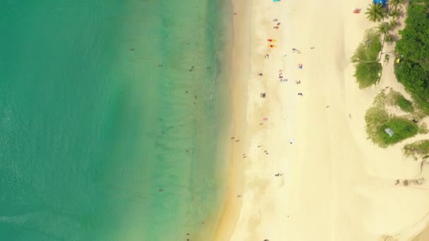 Lucht vliegende drone uitzicht op Kot Noi Strand wit zandstrand op zonnige tropische paradijs eiland met aqua blauwe hemel zeewater oceaan. Phuket — Stockvideo